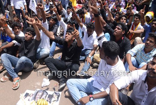 student  protest against Yettinahole 1